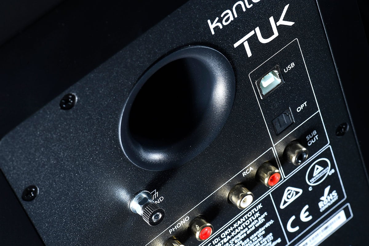 Kanto 的喇叭系列一向都既著重功能、音質，又著重外形設計，之前介紹過的竹面音箱 YU6 就是最佳例子。今次借到手測試的 TUK 則是另一種風格，純黑、純白箱身，時尚當中帶點工業風，延續了有型的設計，還有豐富的多功能接駁，而且配備的 AMT 氣動高音表現幾有驚喜。