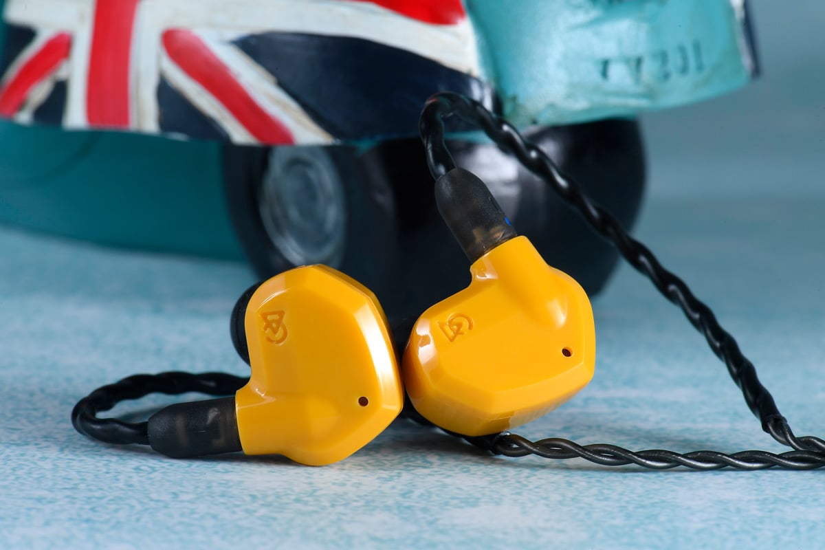 美國品牌 Campfire Audio 出品的星象系列耳機，近年不斷更新產品線，但今次有新的嘗試，品牌主理人 Ken Ball 秉承音樂無疆界理念，希望推出的耳機能夠令用家更易負擔，輕鬆就能享受到高質素音樂體驗。因此，研發出性價比極高的 Satsuma（蜜柑）和 Honeydew（蜜露），二千元就有交易。前者用上單一動鐵單元；而後者則是單一動圈單元，先賣個關子，兩款耳機的個性有所不同，讀下去再說。