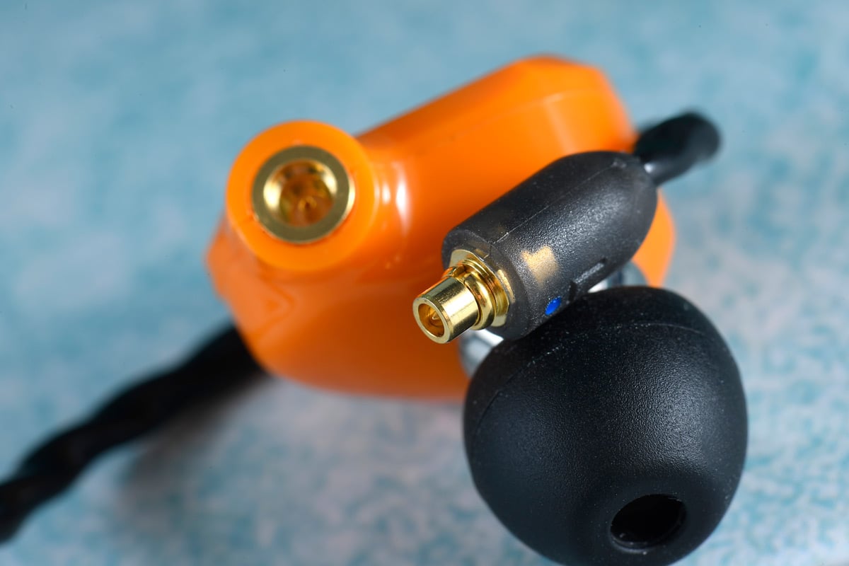 美國品牌 Campfire Audio 出品的星象系列耳機，近年不斷更新產品線，但今次有新的嘗試，品牌主理人 Ken Ball 秉承音樂無疆界理念，希望推出的耳機能夠令用家更易負擔，輕鬆就能享受到高質素音樂體驗。因此，研發出性價比極高的 Satsuma（蜜柑）和 Honeydew（蜜露），二千元就有交易。前者用上單一動鐵單元；而後者則是單一動圈單元，先賣個關子，兩款耳機的個性有所不同，讀下去再說。