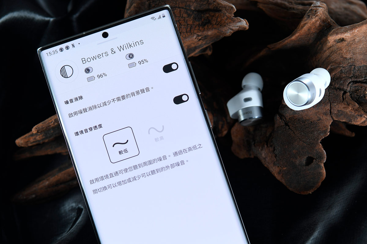 說了多時的電子消費券，合資格市民可經八達通、AlipayHK、WeChat Pay HK 或 Tap & Go 申領，最快可於 8 月 1 日獲發放第一期 $2,000 消費券。各大電器零售商紛紛添置相關支付工具，就連耳機專賣店也把握此機會，迎接電子支付新趨勢。本文會將預算設定在 $2,000 左右，推薦 4 款性價比高的耳機，給大家作一個參考。