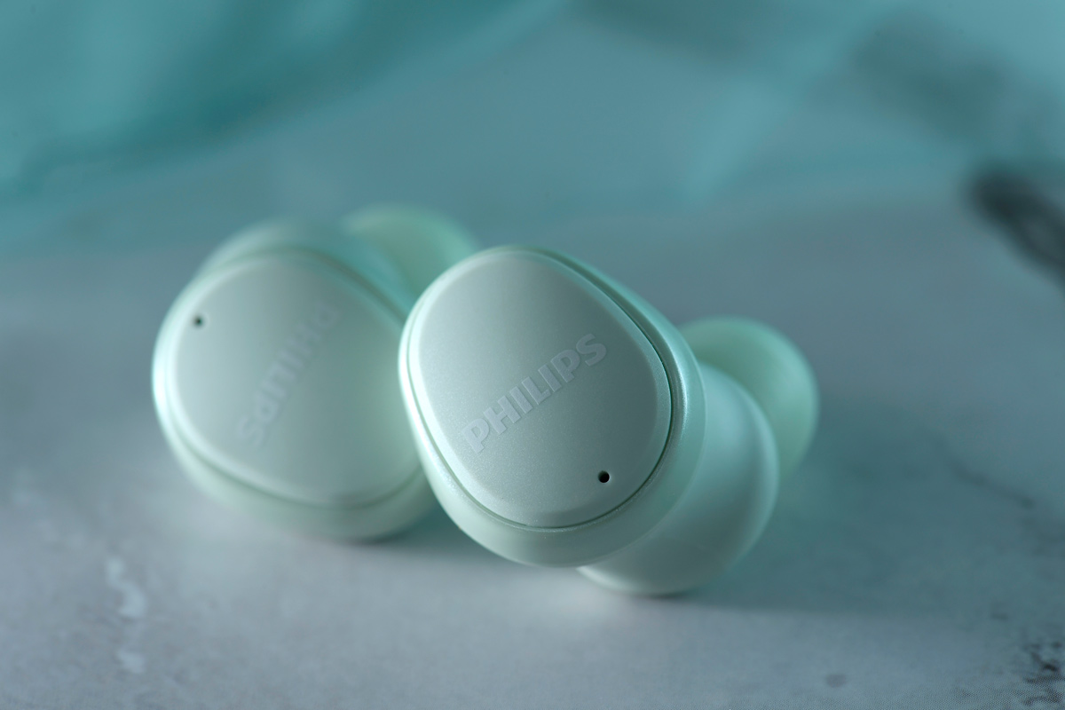 歐洲影音家電品牌 Philips 最新推出的真無線耳機 TAT4556，採用多色系外形設計，更找來韓國女團 STAYC 合作擔任該耳機的形象大使，標榜以亞洲人耳形和音色喜好進行調聲。不單止有外表，還具備主動式降噪、IPX4 防水等級、觸控面板操作，以及 29 小時續航能力。更重要是，以 $798 的價錢發售，真是非常親民的選擇。