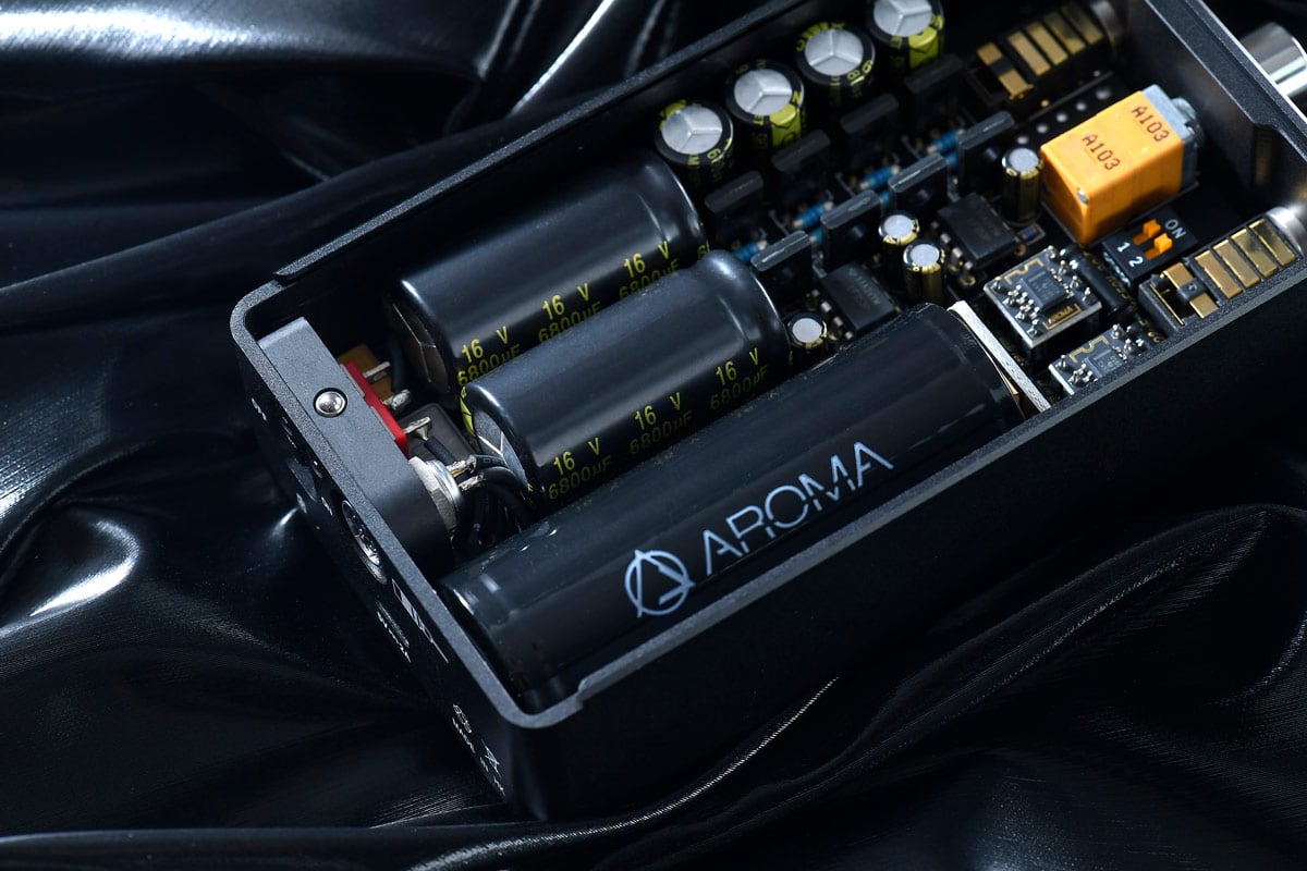 香港品牌 AROMA Audio 的 A10 和 A100 便攜耳擴取得了空前的成功，近日再接再厲推出最新一代 A100 True Balance，顧名思義是 A100 的升級版，保留上代特點的同時，改用全平衡線路構造，僅有 4.4mm 平衡輸入和輸出插口，讓聲音更乾淨之餘、亦具有力量感、立體度。