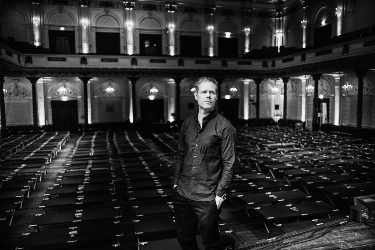 Max Richter 當然是個音樂家，但他的作品有時候又很不像音樂，譬如其首張專輯《Memoryhouse》，就有人形容為 documentary music，像把人帶回某個歷史時空似的。他的作品後來又有過甚麼 post-classical 甚至 indie classical 的標籤，音樂上不完全是大家想像中的「古典」，會注入一些電子音樂元素，並以其一貫深受 Philip Glass、Arvo Pärt 影響的極簡主義風格展現出來；有時又會從文學作品取材﹐輔以獨白，營造著一種你很少在傳統（或學院派）古典音樂作品中感受到的氣質。