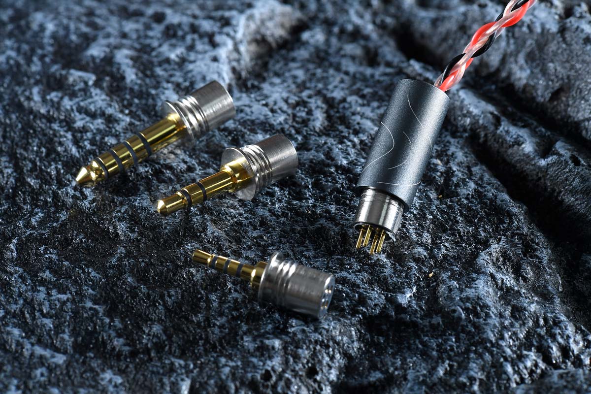 日本 Mogami 和德國 Lake People 的母公司同是 CMA Audio，有助於德日合作關係的產生，首批推出 Y529 和 Y530 兩款耳機升級線，以德國精湛工藝製作，並選用日本銅材導體，以及全方位「換頭」設計，可謂一條線玩盡大部分耳機及 DAP。