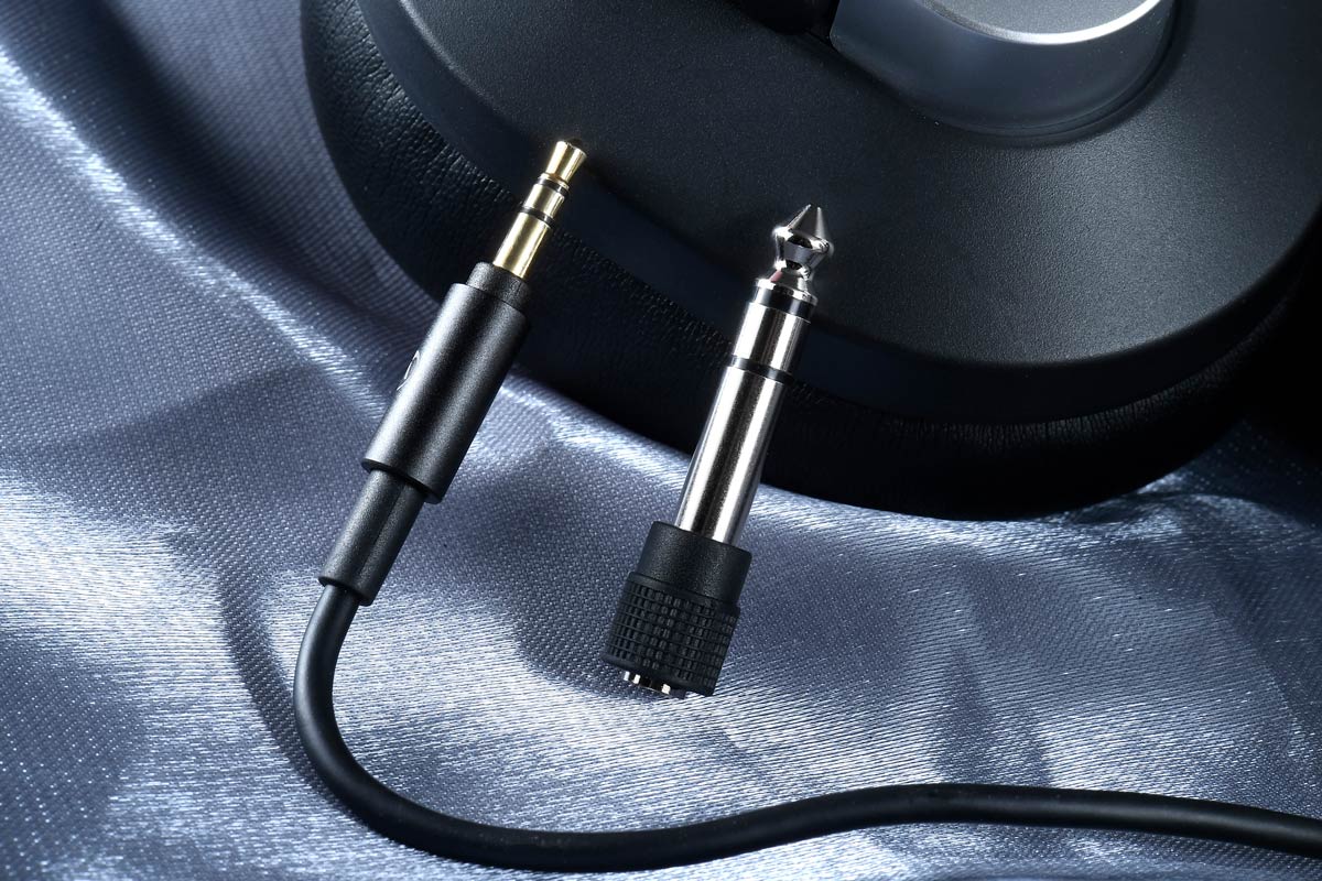 自從 AKG 母公司 Harman 在 2016 年宣佈在翌年關閉 AKG 的維也納總部後，當中的 22 名 AKG 前管理層及工程師於 2017 在維也納創立 Austrian Audio，延續多年來累積的音樂器材製作經驗。較早前，我們為大家測試過 Austrian Audio 首款耳機 Hi-X55，相信對這個品牌的基本產品設計理念與聲音取向有基本認識。今次介紹旗下耳機系列最經濟型號 Hi-X15，同樣採用廠方獨家研發的 44mm Hi-X 單元，以最經濟價格擁有 Studio 級耳機。