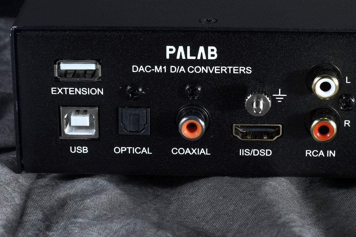 可能大家對 PALAB 這個品牌有點陌生，其實 PALAB 成立於紐約，開發及製造是由曾經生產 NuForce 和 Goldmund 兩個知名品牌的音響器材研究室合作。因此雖然 DAC-M1 是 PALAB 的第一款產品，但設計和調聲都相當成熟，有齊 MQA 解碼、4.4mm 及 6.3mm 端子、RCA Audio 及 XLR 的前級輸出，耳擴部分的表現更加相當有驚喜。