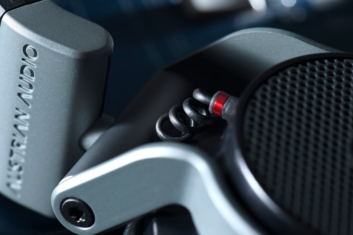 上次為大家介紹過 Austrian Audio 超值 Studio 耳機 Hi-X15，以千元有找的價錢感受 Studio 取向的聲音表現，但要聽得更多，聽得更精細，Austrian Audio 的高階耳機相信是大家的首選。除了 Hi-X15 外，Austrian Audio 最近亦推出 Hi-X65，與旗下首款耳機 Hi-X55 的最大分別，是採用了開放式設計，在 Studio 耳機風格上輸出更開揚的聲音表現，達至發燒級數。