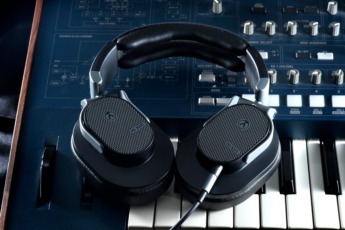 上次為大家介紹過 Austrian Audio 超值 Studio 耳機 Hi-X15，以千元有找的價錢感受 Studio 取向的聲音表現，但要聽得更多，聽得更精細，Austrian Audio 的高階耳機相信是大家的首選。除了 Hi-X15 外，Austrian Audio 最近亦推出 Hi-X65，與旗下首款耳機 Hi-X55 的最大分別，是採用了開放式設計，在 Studio 耳機風格上輸出更開揚的聲音表現，達至發燒級數。