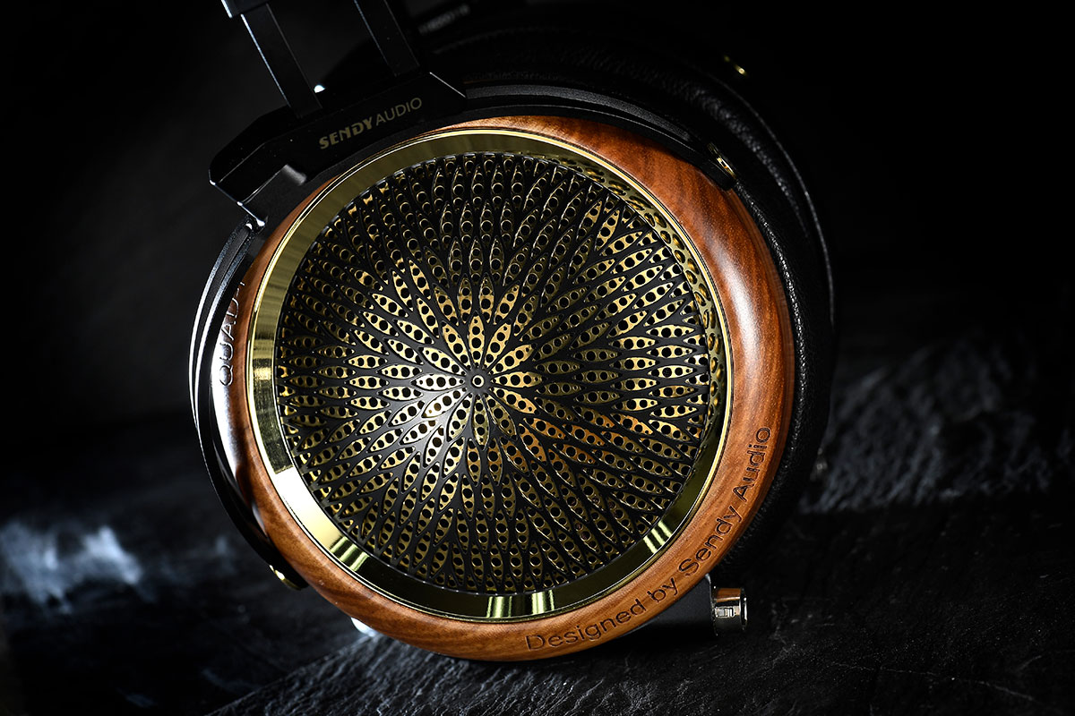 SendyAudio 在 2018 年就推出了自家第一款頭戴式平板單元耳機「黑美人」Aiva，三年間在發燒耳機圈也收獲了不少好評。而最新推出的第 2 款平板單元耳機 Peacock「孔雀」則是 SendyAudio 的又一誠意之作。實木外殻、羊皮耳套加上航空鋁材金屬框架，一整圈密集排佈的黑金配色金屬孔雀翎圖案，至音色也和命名相稱，有如孔雀般高貴有氣質。