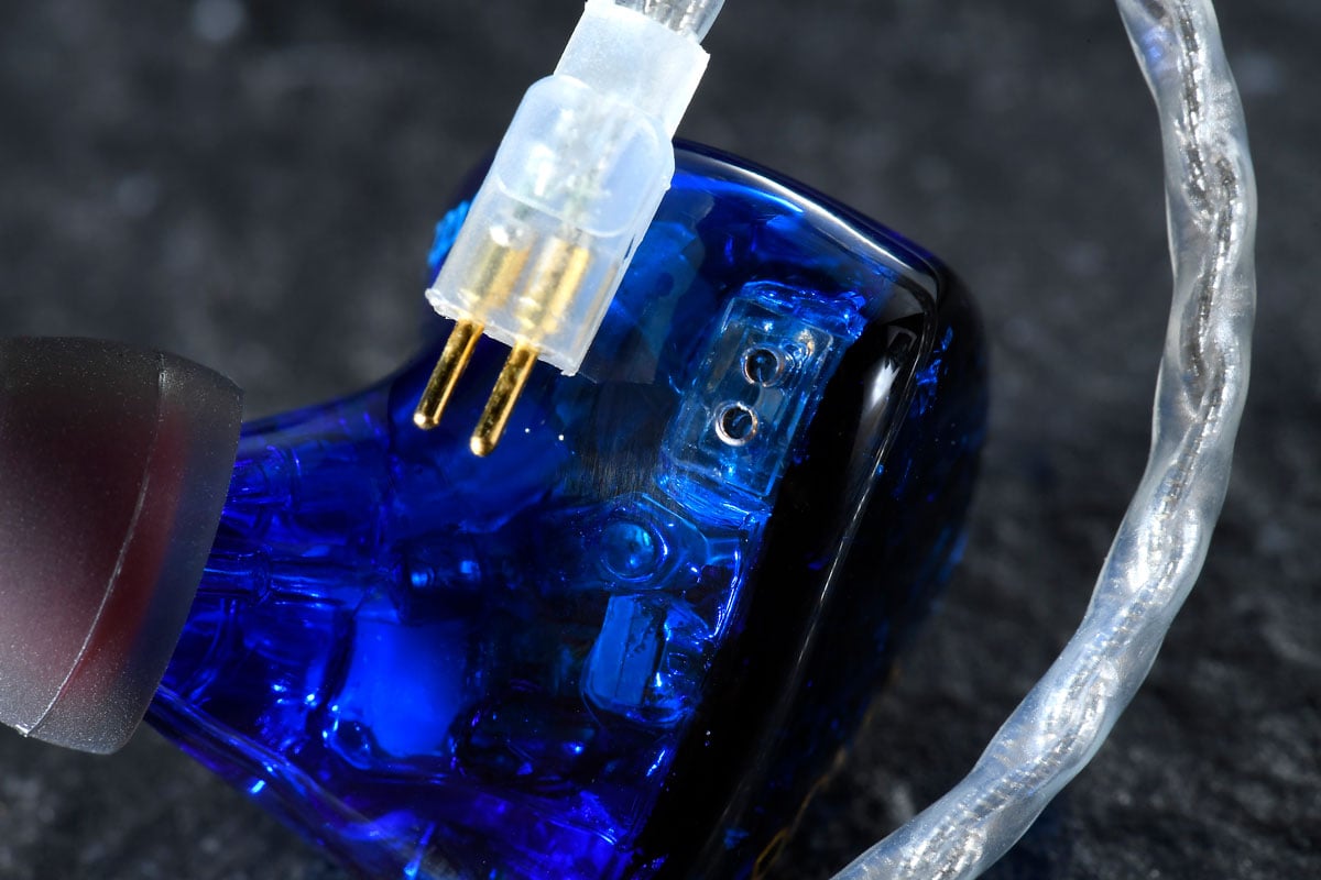 香港品牌 AROMA Audio 最新推出的旗艦型號 Jewel（寶石），屬於靜鐵圈三混合式耳機，能夠發揮出三種單元的特性，其聲音輪廓分明、鋒芒亮麗，猶如寶石所發出的光芒般。它能否取代品牌另一明星產品無雙？繼續讀下去就有答案了。