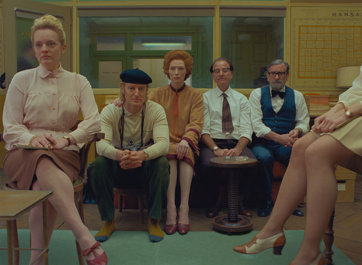 《法蘭西諸事週報》（The French Dispatch）是 Wes Anderson 的最新作品，電影貫徹他一貫的風格，懷舊、構圖嚴謹、影像極華麗精美、大卡士（而且當中不少是跟他合作多次的演員，如 Tilda Swinton 和 Adrien Brody 等），大部分角色都是怪人，極風格化又極有趣味，沒有冷場。
電影背景是虛構法國小鎮 Ennui，一份美國報紙《Liberty, Kansas Evening Sun》派遣 Arthur Horwitzer Jr.（Bill Murray 飾）設立駐法辦事處，創辦週報《The French Dispatch》，報導 Ennui 的新聞及民生。電影開始時，Arthur 猝逝，週報仝人遵照他的遺旨，出版最後一期週報，而最後一期的內容就是三篇週報舊稿：寫獄中藝術家的〈堅系傑作 The Concrete Masterpiece〉、有關年輕社運英雄的〈重新發聲 Revisions to a Manifesto〉及食評〈警察局長私房菜 The Private Dining Room - of the Police Commissioner〉。這三篇報導外加一段對比 Ennui 今昔的引子就是電影的全部內容。The French Dispatch 以著名雜誌《紐約客》（The New Yorker）作藍本；導演 Wes Anderson 也明言這齣電影是「給新聞工作者的情書」。