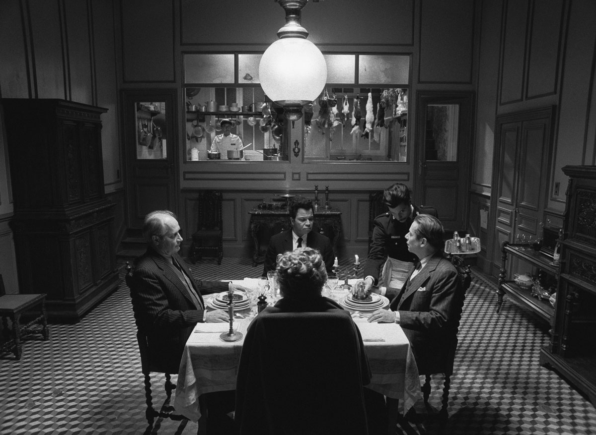 《法蘭西諸事週報》（The French Dispatch）是 Wes Anderson 的最新作品，電影貫徹他一貫的風格，懷舊、構圖嚴謹、影像極華麗精美、大卡士（而且當中不少是跟他合作多次的演員，如 Tilda Swinton 和 Adrien Brody 等），大部分角色都是怪人，極風格化又極有趣味，沒有冷場。
電影背景是虛構法國小鎮 Ennui，一份美國報紙《Liberty, Kansas Evening Sun》派遣 Arthur Horwitzer Jr.（Bill Murray 飾）設立駐法辦事處，創辦週報《The French Dispatch》，報導 Ennui 的新聞及民生。電影開始時，Arthur 猝逝，週報仝人遵照他的遺旨，出版最後一期週報，而最後一期的內容就是三篇週報舊稿：寫獄中藝術家的〈堅系傑作 The Concrete Masterpiece〉、有關年輕社運英雄的〈重新發聲 Revisions to a Manifesto〉及食評〈警察局長私房菜 The Private Dining Room - of the Police Commissioner〉。這三篇報導外加一段對比 Ennui 今昔的引子就是電影的全部內容。The French Dispatch 以著名雜誌《紐約客》（The New Yorker）作藍本；導演 Wes Anderson 也明言這齣電影是「給新聞工作者的情書」。