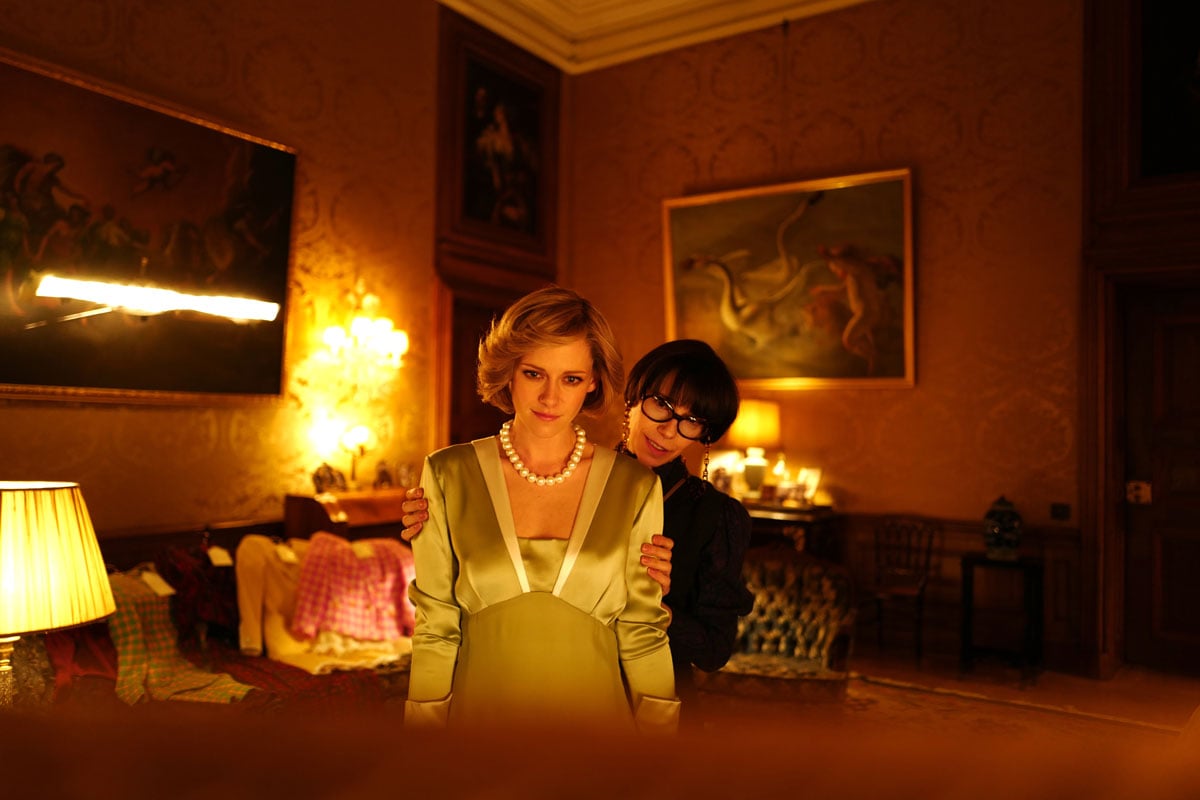 《史賓沙》（Spencer）不是傳記電影，它是歷史虛構劇，或如電影一開場時說的 「源於真實悲劇的寓言」。故事背景是 1991 年，戴安娜王妃（Kristen Stewart 飾）跟查里斯王子（Jack Farthing 飾）分居前一年的聖誕節。一如既往，全體皇室成員在 Sandringham Estate 度聖誕，電影描述的就是戴安娜在這三天兩夜間的心路歷程，亦可以引申為翌年戴安娜決定分居的原因。
戴安娜跟查里斯婚姻破裂，最直接的原因是查里斯一直對舊情人卡米拉未忘情，一段婚姻，三個人太擠逼了。《史賓沙》中雖然也有卡米拉（Emma Darwall-Smith 飾），但電影的焦點不在這段三角關係。《史賓沙》中最困擾戴安娜的是她對人生的各種疑問：我是誰？我要去哪裡？怎樣做母親？維護自己還是皇室的尊嚴？如何在眾目睽睽下保存自我？