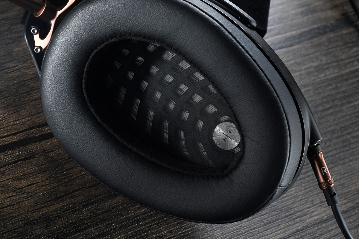 在較早前，我們為大家介紹過來自羅馬尼亞耳機品牌 Meze Audio 新推出的頂級耳機 Elite，採用罩耳開放式設計，在同品牌頂級耳機 Empyrean 之上再提升另一個層次。今次介紹的另一款耳機 Liric，同樣採用與 Rinaro Isodynamics 合作的 Isodynamic Hybrid Array 等動力混合式單元，不過今次使用的 MZ4 單元結構，跟之前的 MZ3 及 MZ3SE 不同，這是專為密封式耳機而設，所以 Liric 是品牌旗下首款罩耳密封式設計耳機，就算在隔音不理想的環境下亦能欣賞平面單元所帶來的瑰麗音質表現。