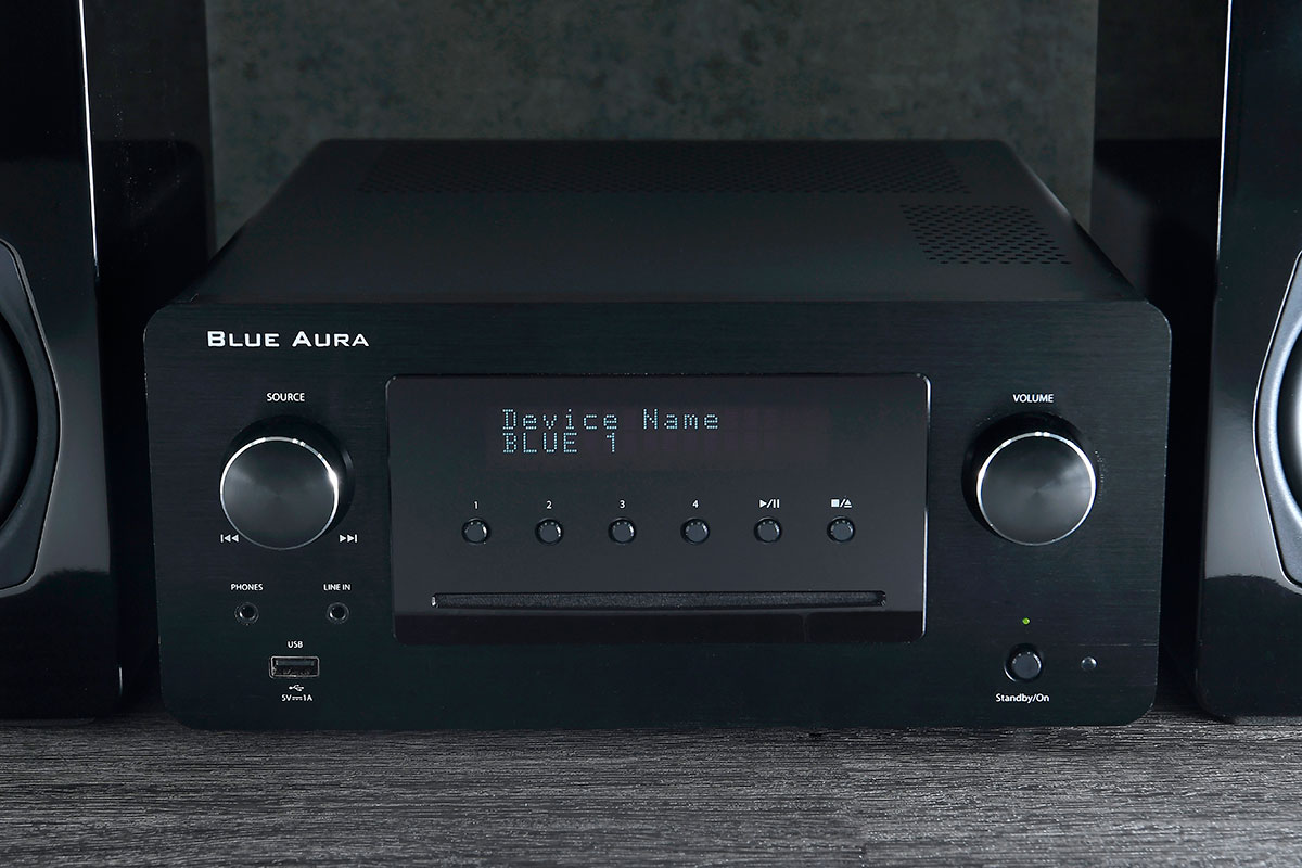 講起 Blue Aura 大家可能首先想起他們的型格的膽機系列，不過其實 Blue Aura 旗下還有唱盤、唱放、喇叭、微型音響等產品線，今次新推出的 Blue 1 微型音響也承襲了享受音樂、專注音質的理念，既提供了藍牙功能照顧新一代用家，也有 CD 和收音機功能照顧傳統需要，最重要是調聲依舊出色，配搭一對喇叭就可以在客廳、睡房好好享受音樂。