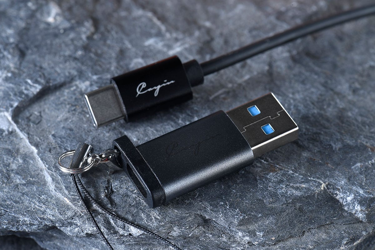 RU6 是 Cayin 第一款 USB-C 流動解碼轉接線，雖然市場上已經有不少這類產品選擇，不過今次 RU6 將常用在座檯機、最近開始在 DAP 應用的 R2R 解碼架構，應用到這樣小型的解碼耳擴之上，到底可以帶來怎樣的效果？使用上又有甚麼限制？