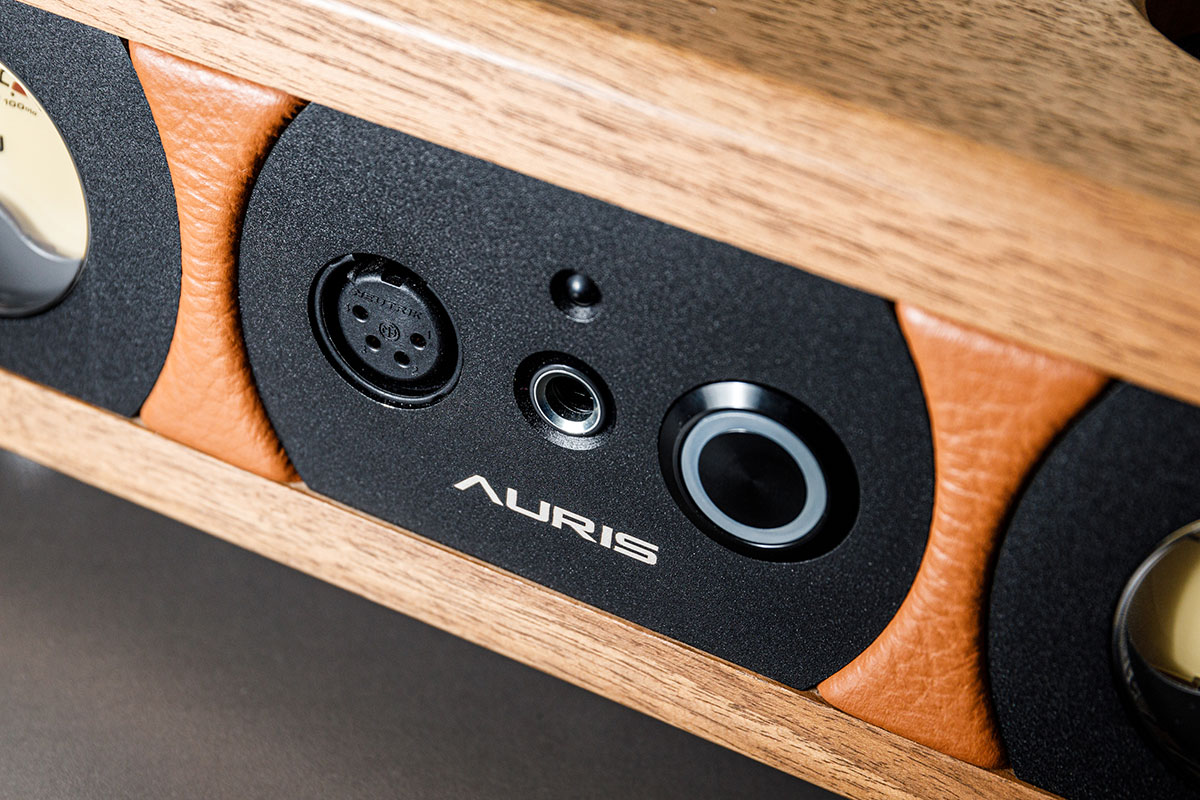 近年 Head-Fi 器材愈來愈多元化，入門產品固然選擇豐富，發燒選擇也多姿多彩，甚至有些器材的定位已經對應緊傳統的高階音響。特別在聆聽空間有限之下，想要獲得最好的聆聽效果，耳機有時甚至更有吸引力。今次測試的 Auris Audio Nirvana 膽耳擴、Audeze LCD-5 旗艦平板耳機，配搭 Siltech Royal Signature Duchess Crown 升級線就是一套售價接近 10 萬元的組合，到底又可以達到怎樣的效果？