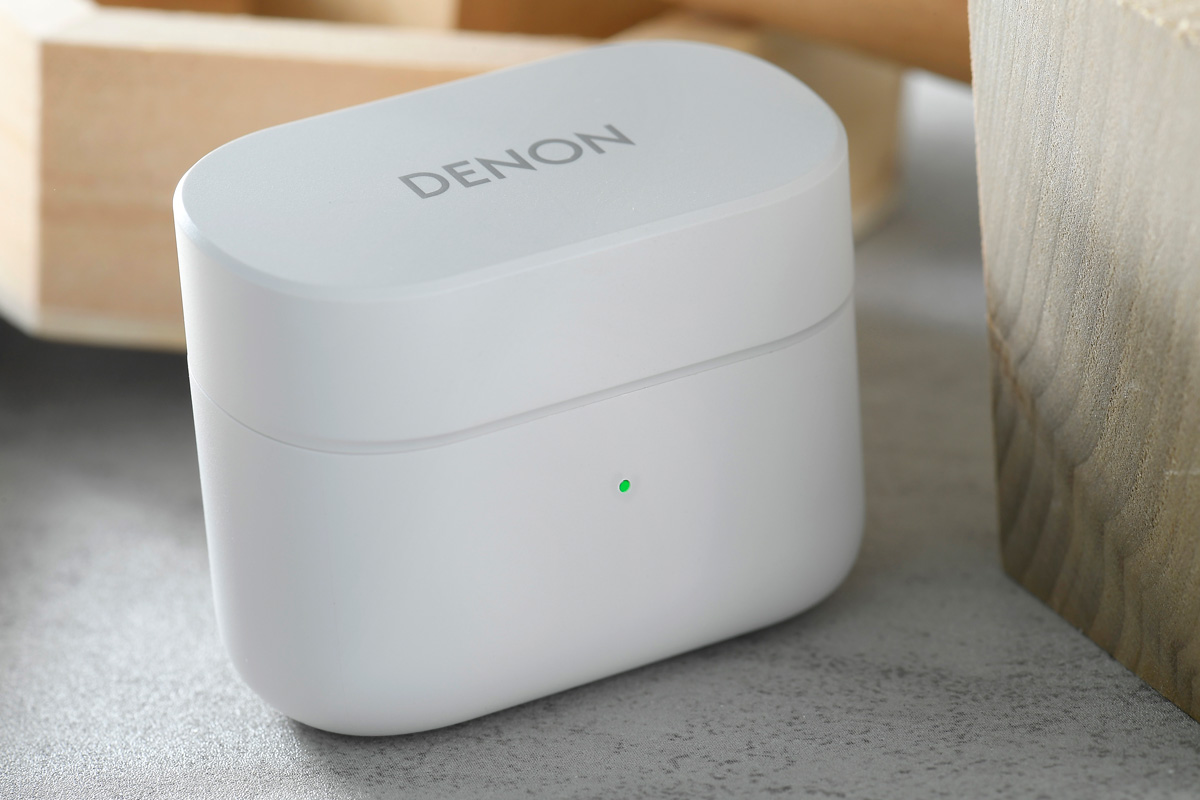 較早前，我們測試過 Denon 首款真無線耳機 AH-C830NCW，相信大家都有點印象。今次要說的，是同期推出的另一款真無線耳機 AH-C630W，同是由 Denon 音響大師山內慎一（Shinichi Yamauchi）先生作調聲，而且價錢較入門，讓普羅大眾更易接觸到 Denon 發燒級音響的音色。