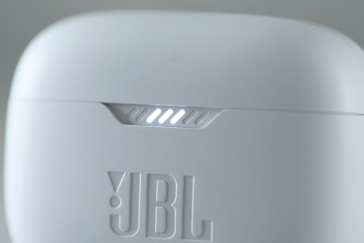 近年 JBL 在真無線耳機範疇上非常積極，每隔一陣子就會更新產品線。今次新推出的 Tune 230NC TWS 屬經濟實惠型，卻勝在功能全面，有齊主動式降噪、環境感知、40 小時高續航力、支援 Fast Pair 快速連線、可自訂觸控功能，以及具有 JBL Pure Bass 音效。