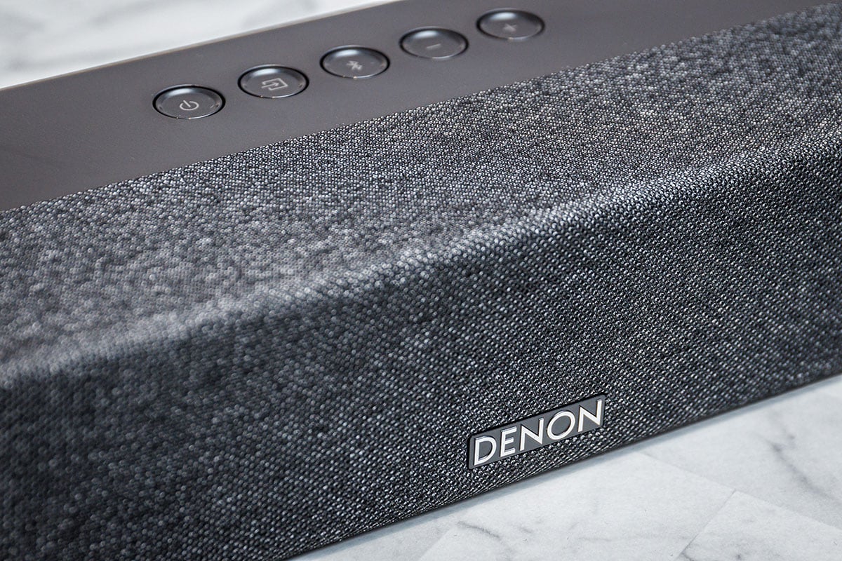 Denon 推出的 DHT-S216 一體式設計加上不錯的 DTS Virtual:X 模擬 3D 聲效，一直是其中一款最受歡迎的入門 Soundbar。而對於想進一步提升音效表現的朋友，Denon 最新推出的 DHT-S517 就更加適合：配備獨立天花聲道單元、無線超低音喇叭，提供真正 3.1.2 聲道 Dolby Atmos 音效輸出。而且還有更多音效模式選擇以及額外 HDMI 輸入，讓接駁和玩法都更加多元化。