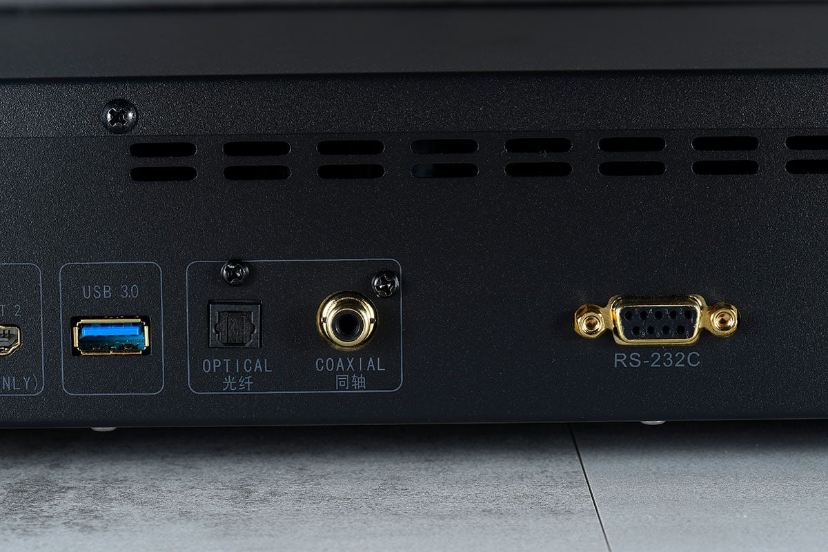 之前和大家測試過的 PANNDE PD6 可算是近期最重料、聲畫質素最好的 UHD Blu-ray 機，不過接近二萬元的售價就未必人人都啱預算。而同樣由磐德生產，今次借到手測試的 A1S 則是售價更相宜的中階機選擇。經由香港 Mr Color 團隊參與了設計、改良和調校、監修影像質素，所以也冠名了 Mr Color 的品牌，究竟經過專業調校，畫質會有怎樣的提升？