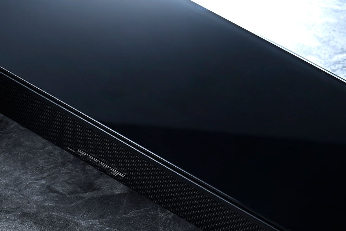 Bose 的 Soundbar 系列一向都有不少擁躉，今次最新推出的 Smart Soundbar 900 可算是睽違多時的高階系列，也是 Bose 第一款配備了實體天花聲道單元、支援 Dolby Atmos 3D 聲效的 Soundbar。Smart Soundbar 900 同時也提供了 Bose 強項的 ADAPTiQ 自動調聲、豐富的網絡音樂功能，加上一體式設計，會否成為市面上最簡約靚聲的選擇？