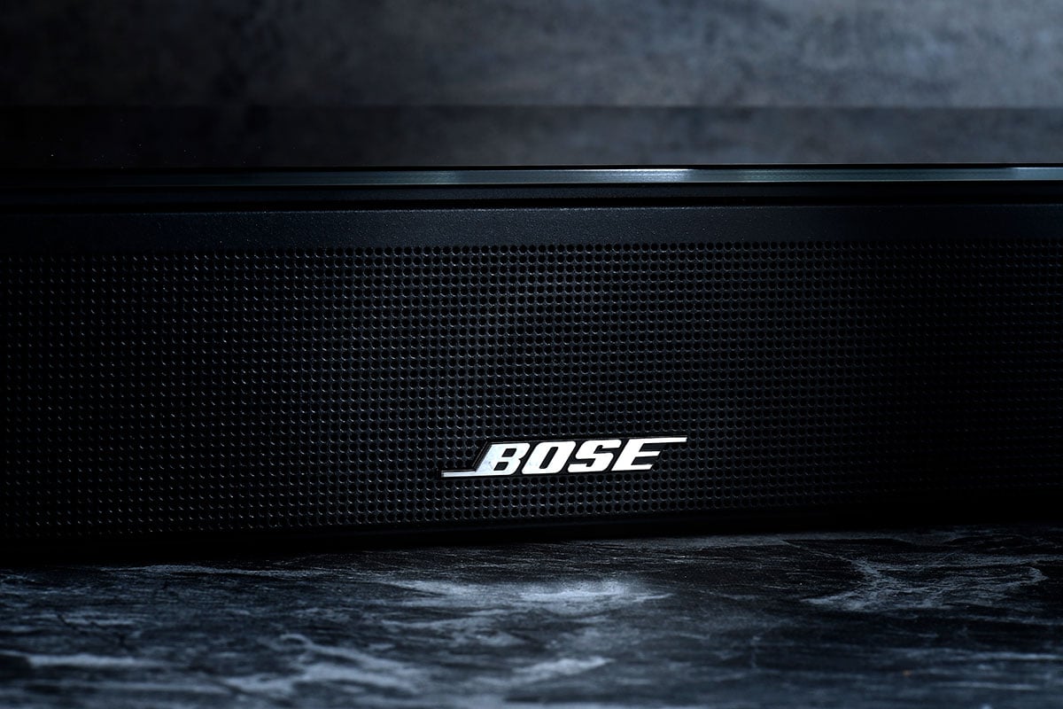 Bose 的 Soundbar 系列一向都有不少擁躉，今次最新推出的 Smart Soundbar 900 可算是睽違多時的高階系列，也是 Bose 第一款配備了實體天花聲道單元、支援 Dolby Atmos 3D 聲效的 Soundbar。Smart Soundbar 900 同時也提供了 Bose 強項的 ADAPTiQ 自動調聲、豐富的網絡音樂功能，加上一體式設計，會否成為市面上最簡約靚聲的選擇？