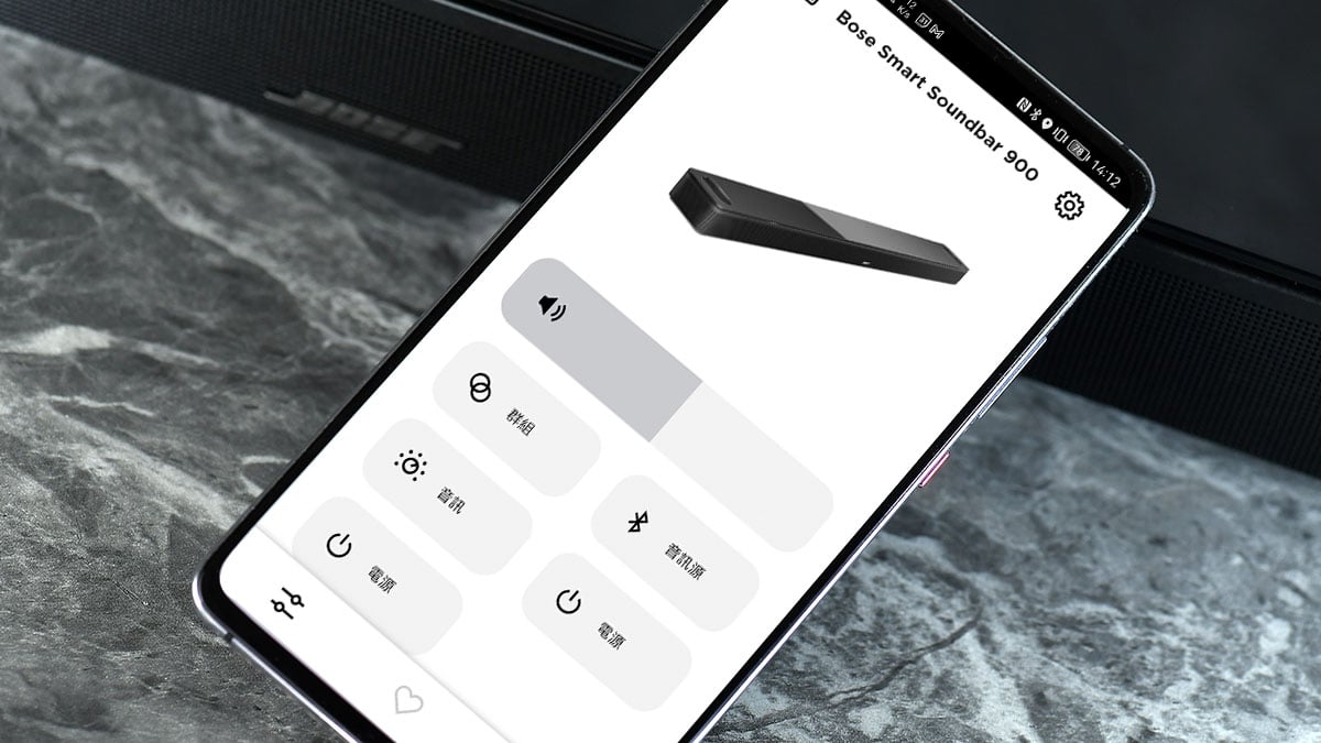 Bose 的 Soundbar 系列一向都有不少擁躉，今次最新推出的 Smart Soundbar 900 可算是睽違多時的高階系列，也是 Bose 第一款配備了實體天花聲道單元、支援 Dolby Atmos 3D 聲效的 Soundbar。Smart Soundbar 900 同時也提供了 Bose 強項的 ADAPTiQ 自動調聲、豐富的網絡音樂功能，加上一體式設計，會否成為市面上最簡約靚聲的選擇？