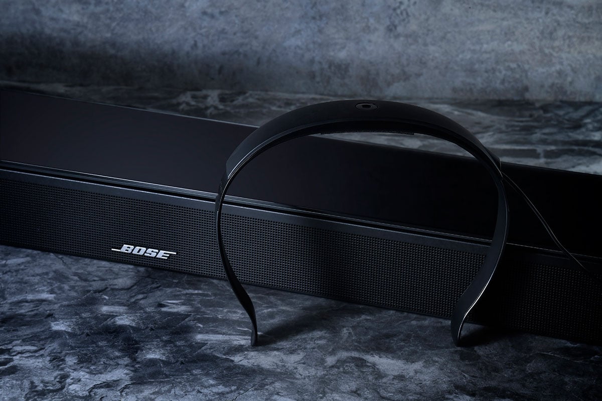 之前和大家測試了 Bose 最新推出的一體式智能 Soundbar「Smart Soundbar 900」，除了簡單 HDMI 接駁用來睇電視之外，其實還有很多細節的設定以及應用玩法，讓 Soundbar 可以發揮最佳效果，聽歌、睇戲、玩盡 Dolby Atmos 音效，今次就同大家詳細分享一下。