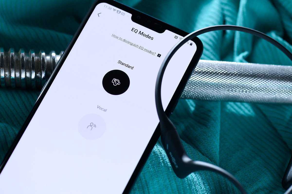 提到骨傳導耳機，相信第一時間會想起 AfterShokz 這個品牌，十多年來開發過 10 多款骨傳導耳機，當中的 Aeropex、Xtrainerz、Trekz Air 及 Trekz Titanium 均是熱門款式，在市場擁有絕對領先地位。近日，AfterShokz 決定化繁為簡，新品牌取名為 Shokz，剔除了前面的「After」意為不隨波逐流，勢要做行內先驅及聲學技術創新的開拓者。新推出的骨傳導旗艦運動耳機 OpenRun Pro，無論功能和音質均有大幅提升之餘，更是首款耳機可配合專屬 App 使用。