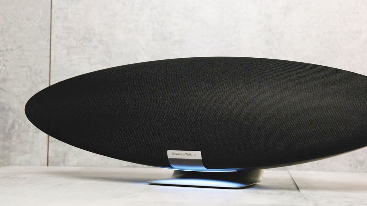 英國音響名廠 Bowers & Wilkins 推出的 Zeppelin，飛船造形可算是喇叭當中的經典設計之一，今次的 2021 新版本就加入了更強的音樂串流功能，支援了 AirPlay 2、Spotify Connect、TIDAL 等串流平台，也可以通過 B&W 自家 App 來控制播歌。