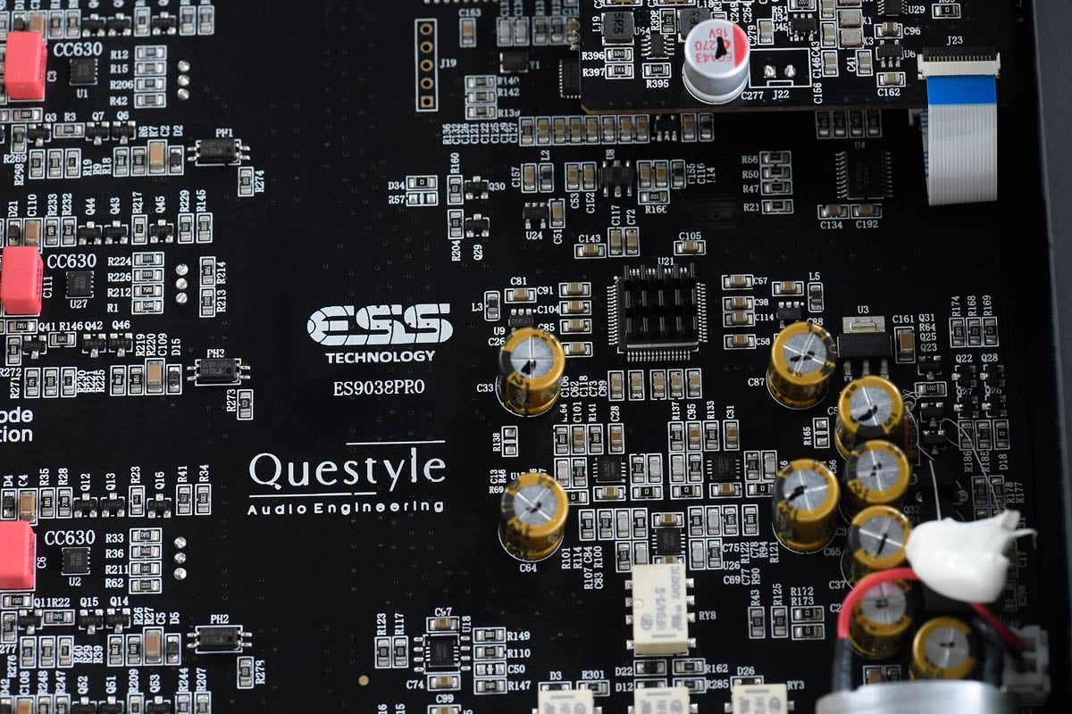 Questlye 最新推出的旗艦座檯式解碼連耳擴一體機 CMA Fifteen，是紀念廠方 15 年前發明了革命性的電流模音頻放大技術的成品。新機搭載了 4 組招牌的電流模放大電路，以全平衡模式運作；再配合 ESS 頂級的 ES9038Pro DAC 解碼晶片。而在端子和功能上亦變得更豐富，新增模擬輸入和 USB-C 介面，可兼容 LDAC 高品質藍牙編碼傳輸，令玩法比上代更靈活多變。