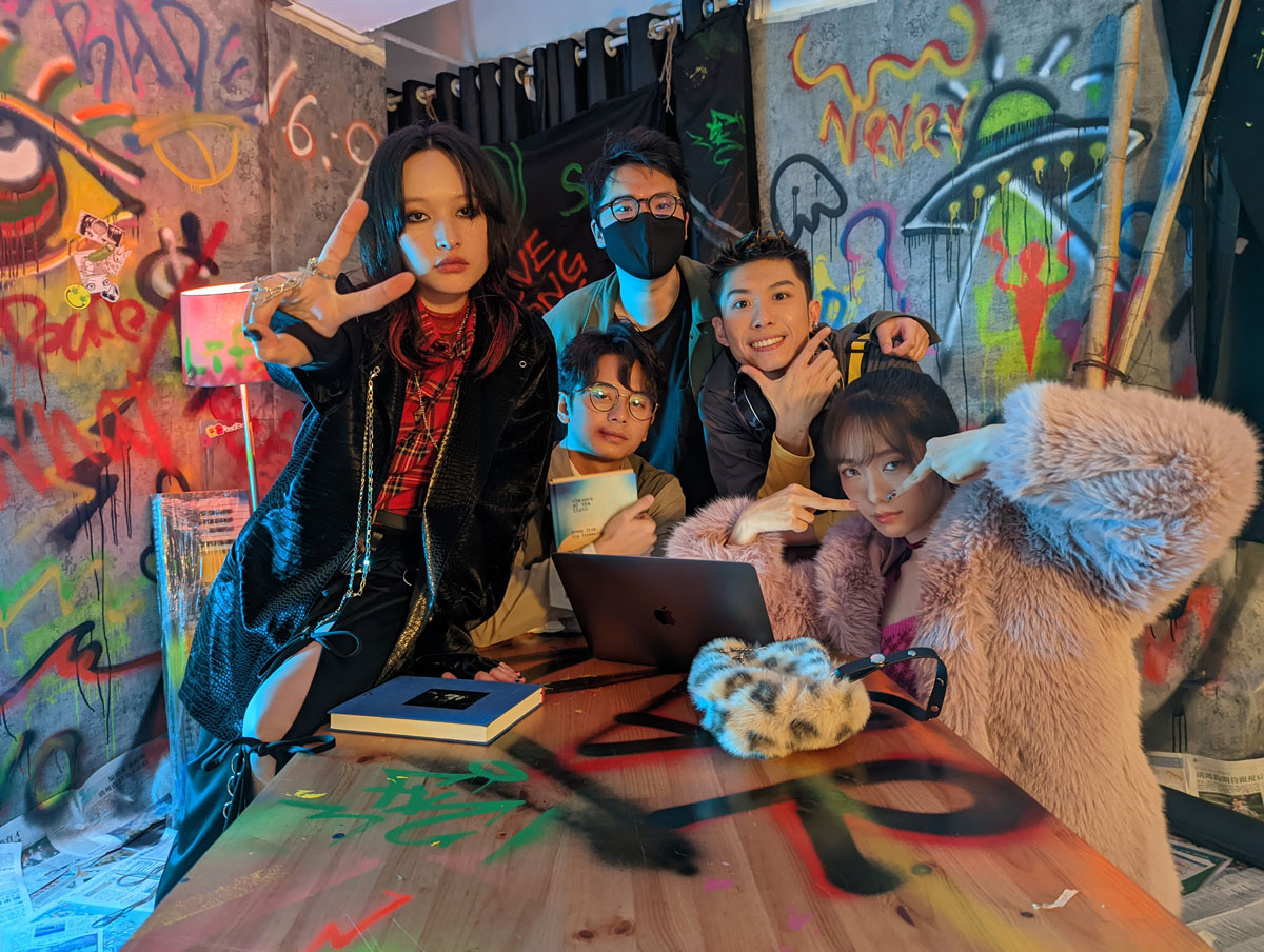 現在「拍片」容易了，人人都可以成為 YouTuber，過往你可能覺得他們都是「玩玩吓」，但你看現在，認真地開設一個 YouTube channel，持續發佈具一定創作、製作水平的短片的人愈來愈多，已是可全身（職）投入的一個「工作」了。去年「4 大 YouTube channel」聯播的 4 條影片，更曾掀起了熱話。
但本地的 YouTube channel 當然不只 4 個，譬如「拾陸比玖 16:9」，就製作了不少出色的劇情短片，去年 10 月，他們甚至把其中一些自家創作——《演員的自我修養》、《夜行》，搬到大銀幕放映，彷彿告訴大家，他們的作品不只是在手機、電腦屏幕上看的，在戲院內放映，同樣能發揮其影像魅力。
「拾陸比玖」開台一年了，團隊有更遠大的目標——拍攝一部電影。然而，電影成本高，香港地又「出名」市場細，找資金不易，於是他們打算以眾籌形式集資，期望大家能支持他們這個已有劇本、只欠行動（燃料要錢）的計劃。電影的名字叫《搗破法蘭克》。