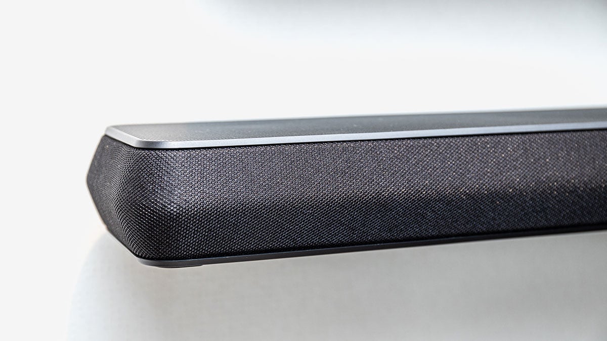 英國 Bowers & Wilkins 是最早推出 Soundbar 的音響名廠之一，前兩代的 Panorama Soundbar 都有不錯的口碑，不過系列就已經有一段時間未更新。今次最新推出的 Panorama 3 保持了簡約易用的一體式設計，不過就一口氣加入了天花聲道單元、HDMI eARC 音效回傳，還有 AirPlay 2、藍牙 aptX Adaptive 等一系列最新影音功能。