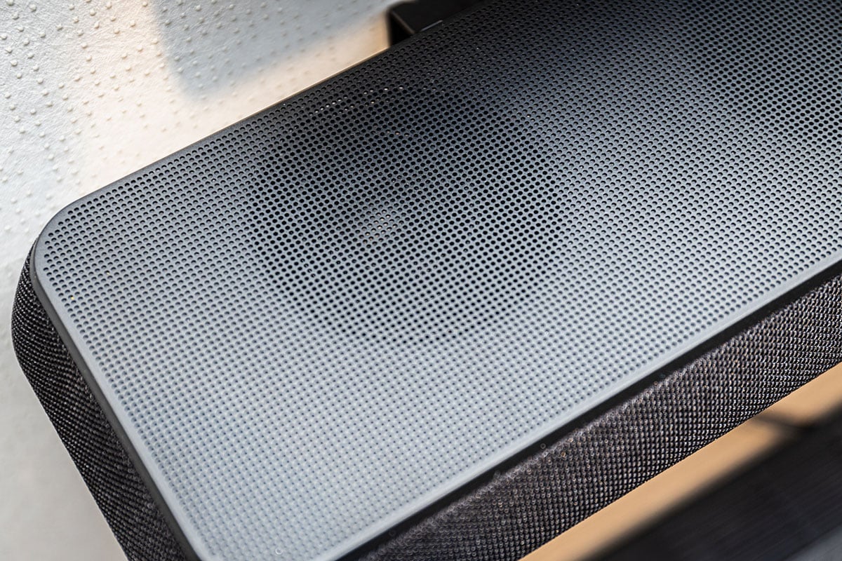 英國 Bowers & Wilkins 是最早推出 Soundbar 的音響名廠之一，前兩代的 Panorama Soundbar 都有不錯的口碑，不過系列就已經有一段時間未更新。今次最新推出的 Panorama 3 保持了簡約易用的一體式設計，不過就一口氣加入了天花聲道單元、HDMI eARC 音效回傳，還有 AirPlay 2、藍牙 aptX Adaptive 等一系列最新影音功能。