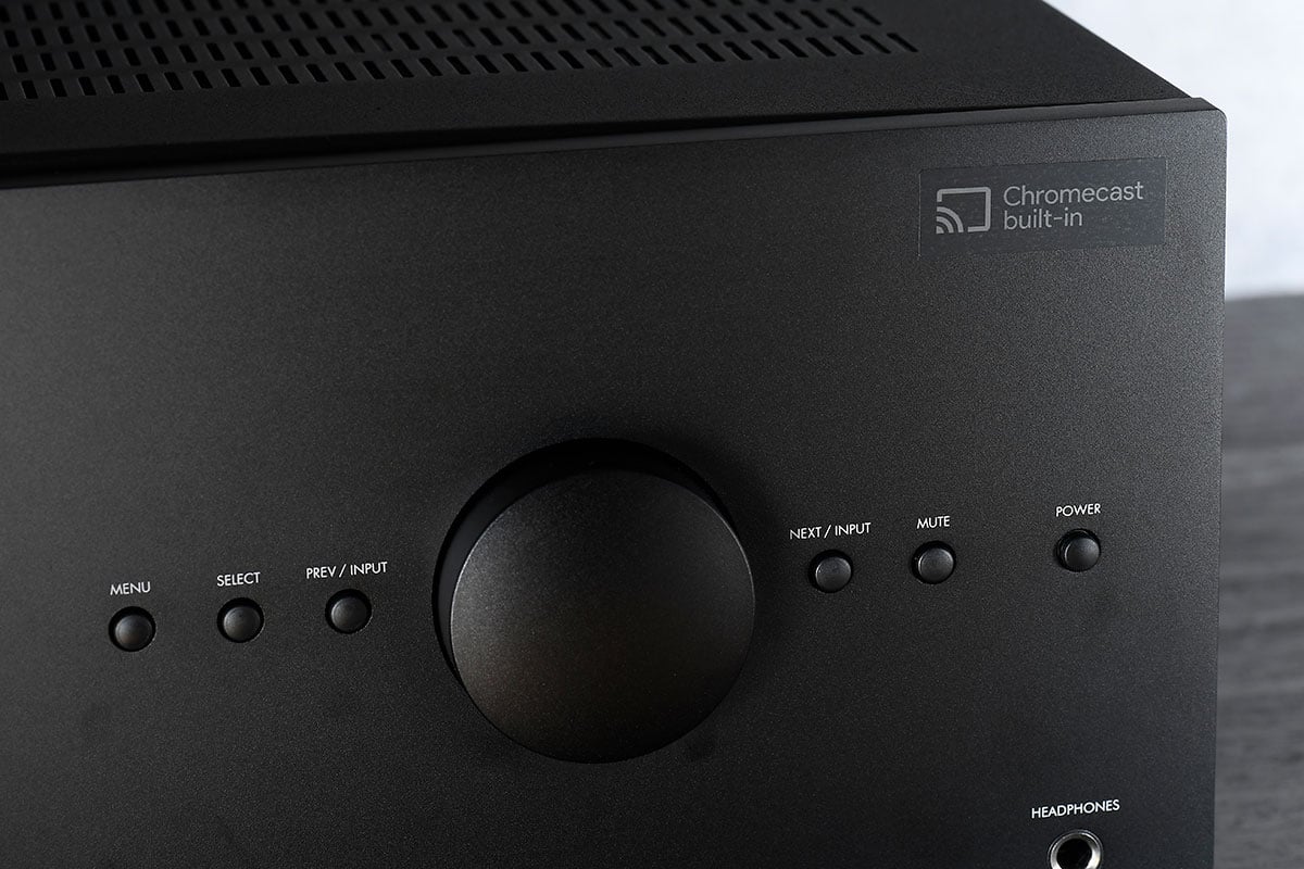 不少高階影音用家其實都有興趣試一下 7.1.4 聲道的 Dolby Atmos 高配置，不過市面上支援 11 聲道輸出的 A/V 合併機選擇不算多。加拿大音響名廠 Anthem 最新推出的 MRX 1140 就具備了 Dolby Atmos 7.2.4 聲道輸出，還支援 11.2 聲道（15.2 Pre-out）處理。加上兼容 DTS:X、IMAX Enhanced 音效，以及自家功能強大的 ARC 空間聲學校正技術，雖然定位上適合進階用家，不過就算不諳調校的朋友依然可以幾容易獲得相當出色的環繞聲效果。