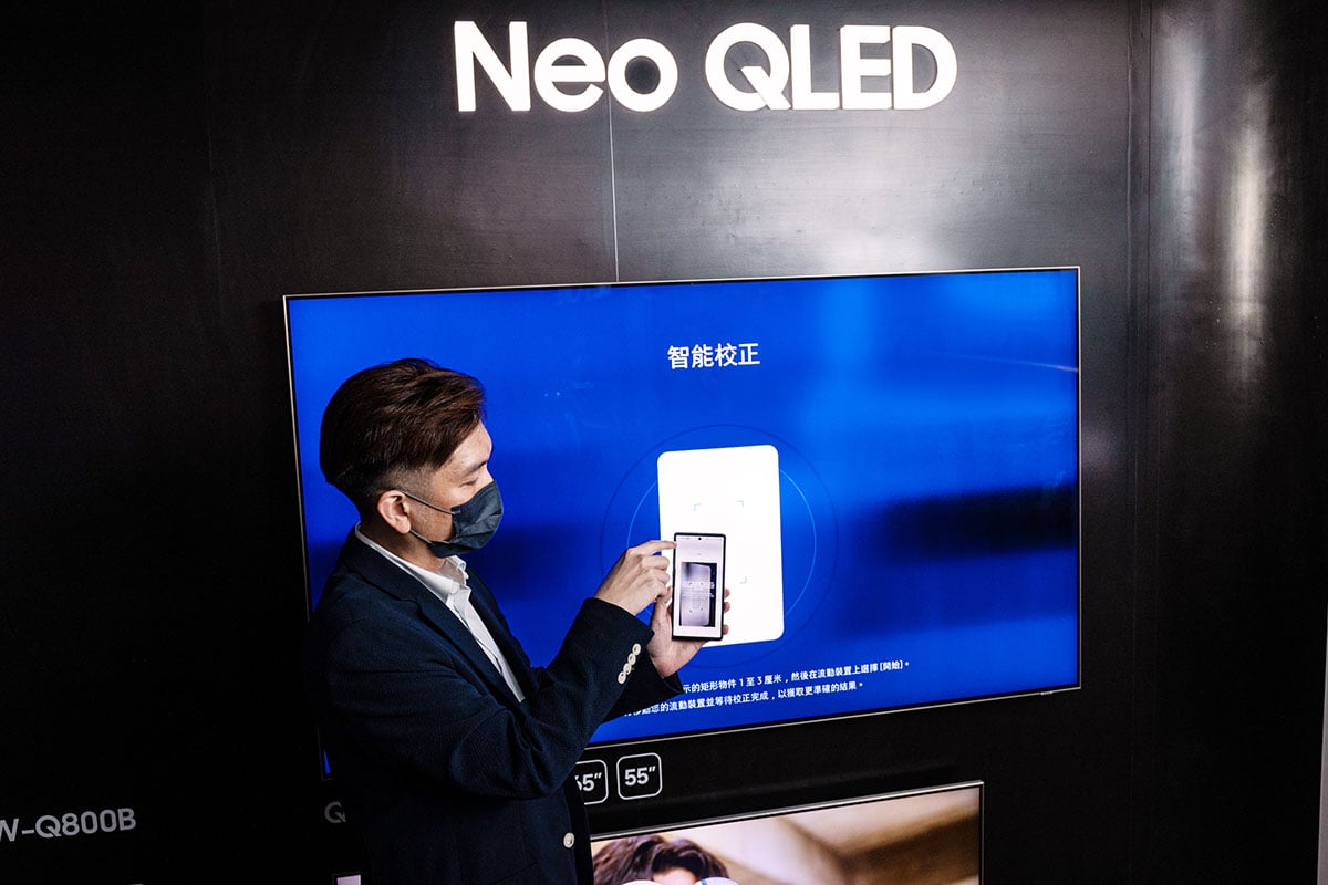 Samsung 推出的 Neo QLED 電視系列引入了量子 Mini LED 技術，今次 2022 年最新推出的 8K 以及 4K Neo QLED 系列就更進一步，亮度階數由 12bit 提升至 14bit，提供了更加細緻的光暗變化以及十分出色的 HDR 效果。而且還內置了色彩校正功能，與自家新一代 Soundbar 配合更可「飛甩」HDMI，接以無線方式傳送 Dolby Atmos 的 3D 音效，由畫質到聲效都有相當全面的升級。