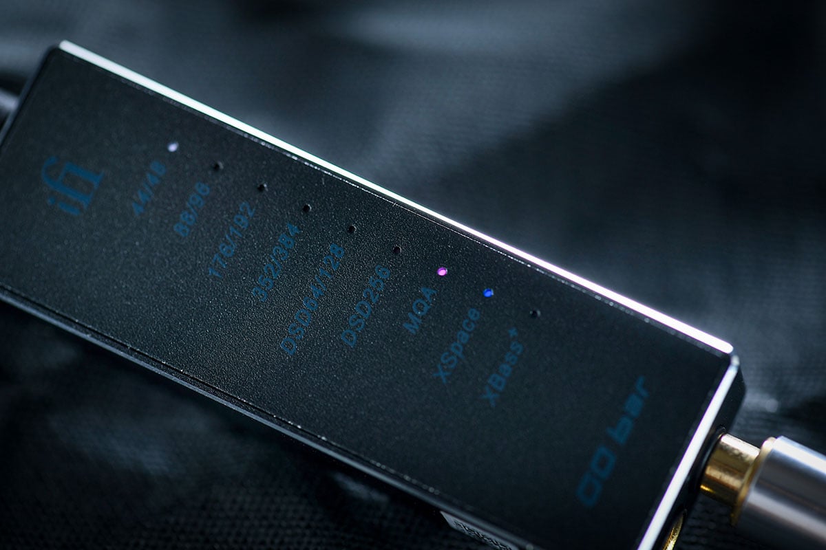 iFi 近期推出的小型解碼耳擴都相當有特色，之前介紹的 GO Blu 就有 aptX HD + LDAC 的超齊全藍牙編碼，而今次的 GO bar 則屬於迷你 DAC 耳擴的高階系列，驅動力相當不錯，而且支援了 MQA 解碼，還有多種數碼濾波的音色選擇。