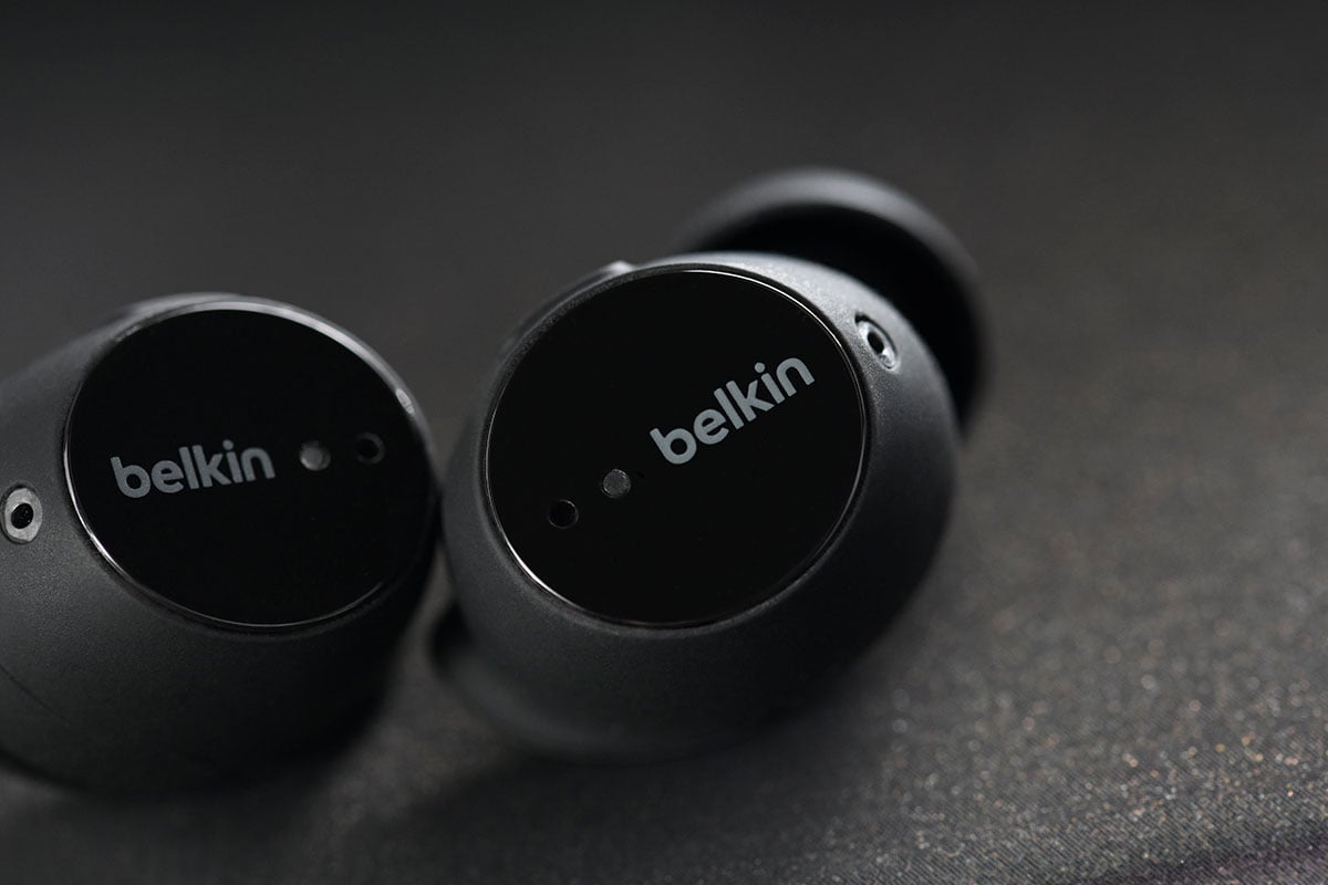 Belkin 的手機和電腦配件一向都有不少捧場客，之前推出的 SOUNDFORM 系列耳機也是頗受歡迎的實惠選擇，不過就主打入門市場。今次最新推出的 SOUNDFORM Immerse 則是旗艦系列，配備 12mm 動圈單元、支援 aptX 高音質編碼，還有 ANC 主動式降噪、IPX5 防水、多裝置連結、Apple Find My、無線充電等功能，整個配套相當完善。