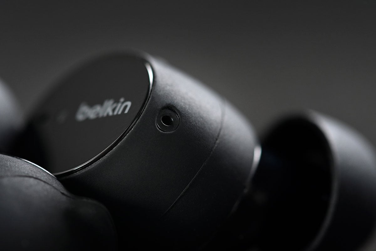 Belkin 的手機和電腦配件一向都有不少捧場客，之前推出的 SOUNDFORM 系列耳機也是頗受歡迎的實惠選擇，不過就主打入門市場。今次最新推出的 SOUNDFORM Immerse 則是旗艦系列，配備 12mm 動圈單元、支援 aptX 高音質編碼，還有 ANC 主動式降噪、IPX5 防水、多裝置連結、Apple Find My、無線充電等功能，整個配套相當完善。