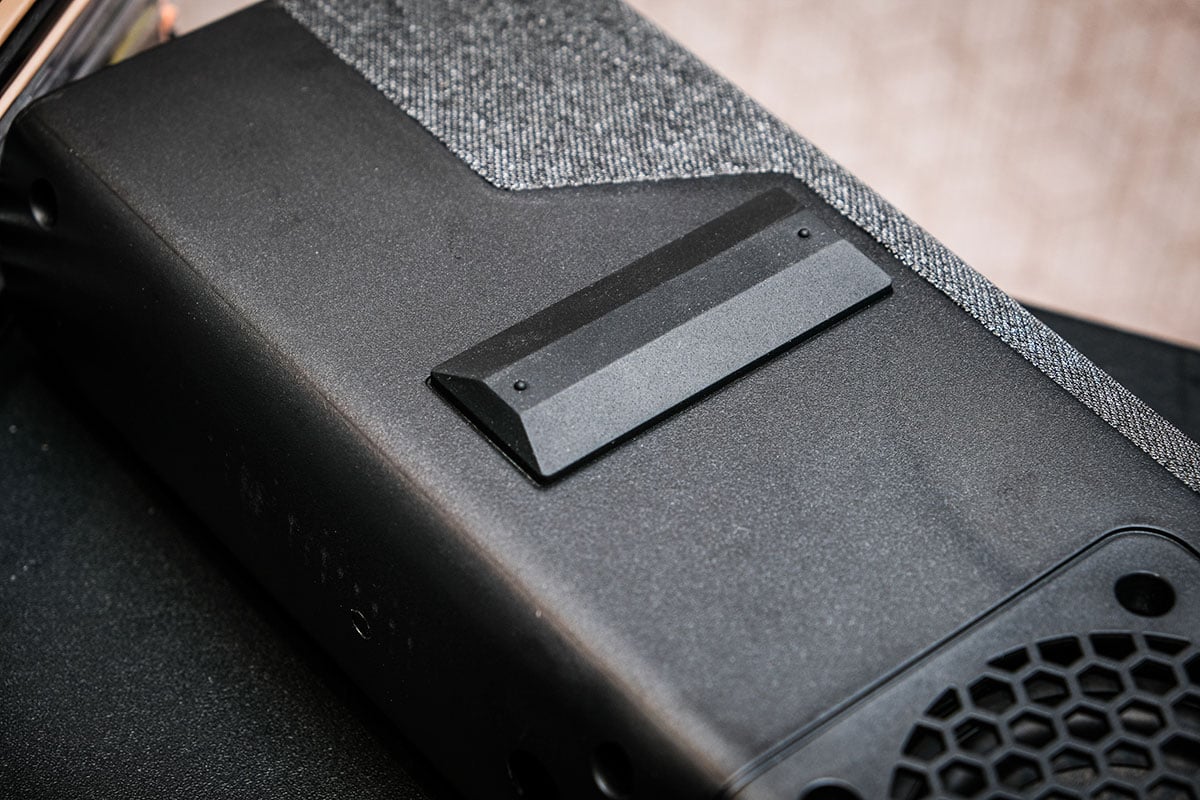 Denon 推出的 DHT-S216 可算是其中一款最受歡迎的入門 Soundbar，一體式設計安裝和擺位都十分方便，而且提供了不錯的環繞聲效。今次新推出的 DHT-S217 則是後繼型號，繼續採用一體式設計，本來預期只是 DSP 功能之類的小升級，實際上卻在聲效處理以及供電都由中階型號 DHT-S517 下放技術，讓這款原本大熱的 Soundbar 在規格和音效表現方面再有不少提升。