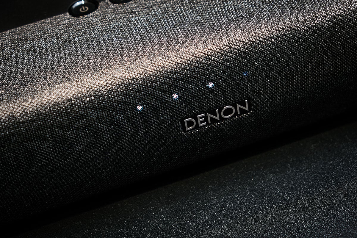 Denon 推出的 DHT-S216 可算是其中一款最受歡迎的入門 Soundbar，一體式設計安裝和擺位都十分方便，而且提供了不錯的環繞聲效。今次新推出的 DHT-S217 則是後繼型號，繼續採用一體式設計，本來預期只是 DSP 功能之類的小升級，實際上卻在聲效處理以及供電都由中階型號 DHT-S517 下放技術，讓這款原本大熱的 Soundbar 在規格和音效表現方面再有不少提升。