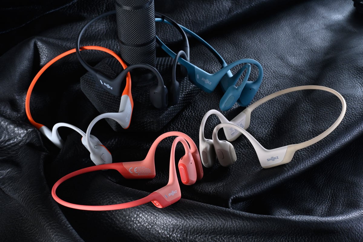 每當提到骨傳導耳機，不少人聯想起 Shokz（原名：AfterShokz），這個品牌過去 10 年積極推廣骨傳導產品，專注聲學技術研究，為消費者帶來開放式的聆聽體驗。當中大部分都是為做運動而設計，在跑步或健身時使用，骨傳導耳機的優勢就更加明顯了。今次我們講一講骨傳導耳機與傳統耳機相比有甚麼優勢，以及介紹一下 Shokz 旗下的各款耳機。