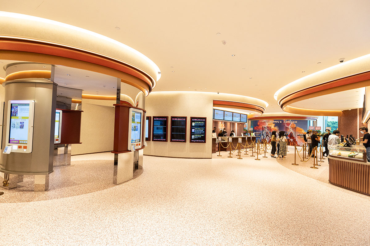 鑽石山荷里活廣場的東九龍區最大型戲院「MCL Cinema Plus+ 荷里活戲院」於 7 月 7 日正式開業，今次是由香港兩大戲院業巨頭麗新集團 MCL 院線以及英皇影院集團共同投資及建立的全新戲院品牌「Plus+」的頭炮項目，也是 MCL 院線直至 2022 年度負責營運和管理的第 15 間戲院，包括了銅鑼灣皇室戲院、太古康怡戲院、MCL 數碼港戲院、尖沙咀 K11 ART HOUSE、九龍塘 FESTIVAL GRAND CINEMA、九龍灣 MCL 德福戲院等等。