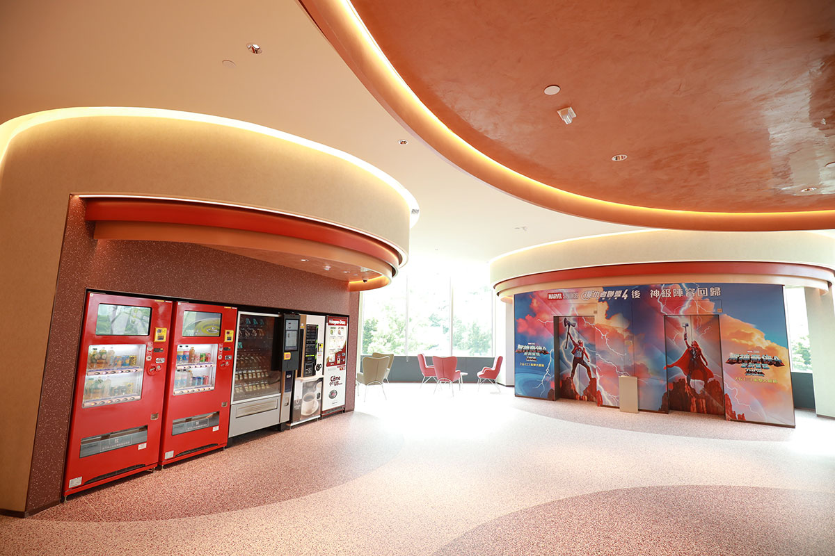 鑽石山荷里活廣場的東九龍區最大型戲院「MCL Cinema Plus+ 荷里活戲院」於 7 月 7 日正式開業，今次是由香港兩大戲院業巨頭麗新集團 MCL 院線以及英皇影院集團共同投資及建立的全新戲院品牌「Plus+」的頭炮項目，也是 MCL 院線直至 2022 年度負責營運和管理的第 15 間戲院，包括了銅鑼灣皇室戲院、太古康怡戲院、MCL 數碼港戲院、尖沙咀 K11 ART HOUSE、九龍塘 FESTIVAL GRAND CINEMA、九龍灣 MCL 德福戲院等等。