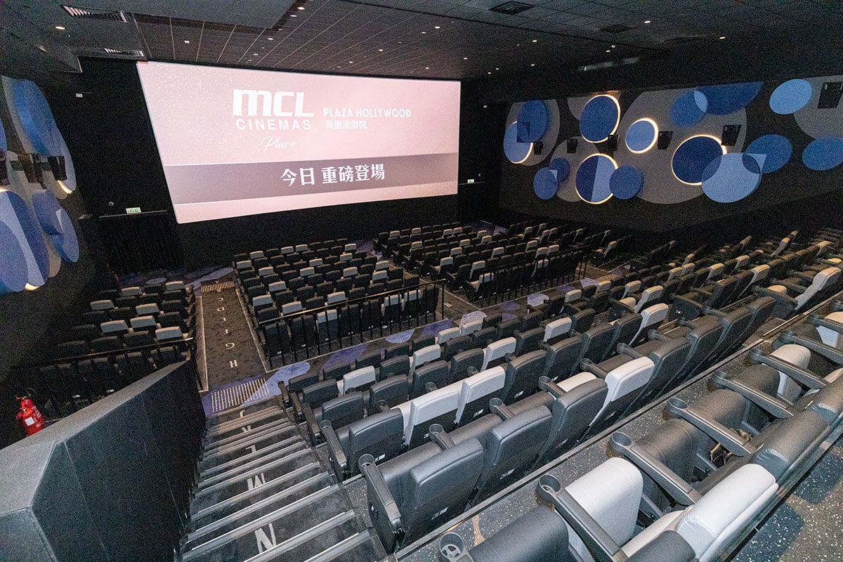 鑽石山荷里活廣場的東九龍區最大型戲院「MCL Cinema Plus+ 荷里活戲院」於 7 月 7 日正式開業，今次是由香港兩大戲院業巨頭麗新集團 MCL 院線以及英皇影院集團共同投資及建立的全新戲院品牌「Plus+」的頭炮項目，也是 MCL 院線直至 2022 年度負責營運和管理的第 15 間戲院，包括了銅鑼灣皇室戲院、太古康怡戲院、MCL 數碼港戲院、尖沙咀 K11 ART HOUSE、九龍塘 FESTIVAL GRAND CINEMA、九龍灣 MCL 德福戲院等等。