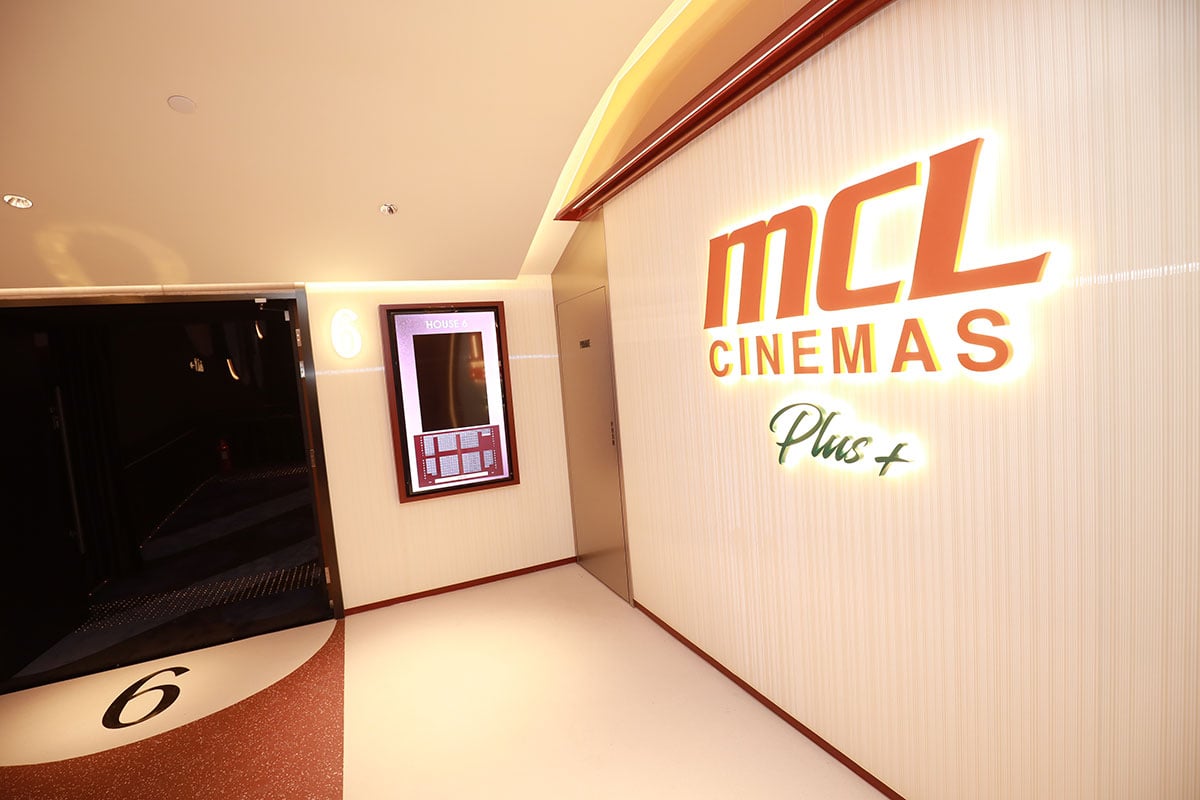 鑽石山荷里活廣場的東九龍區最大型戲院「MCL Cinema Plus+ 荷里活戲院」於 7 月 7 日正式開業，今次是由香港兩大戲院業巨頭麗新集團 MCL 院線以及英皇影院集團共同投資及建立的全新戲院品牌「Plus+」的頭炮項目，也是 MCL 院線直至 2022 年度負責營運和管理的第 15 間戲院，包括了銅鑼灣皇室戲院、太古康怡戲院、MCL 數碼港戲院、尖沙咀 K11 ART HOUSE、九龍塘 FESTIVAL GRAND CINEMA、九龍灣 MCL 德福戲院等等。