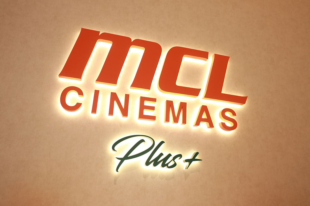 鑽石山荷里活廣場的東九龍區最大型戲院「MCL Cinema Plus+ 荷里活戲院」於 7 月 7 日正式開業，今次是由香港兩大戲院業巨頭麗新集團 MCL 院線以及英皇影院集團共同投資及建立的全新戲院品牌「Plus+」的頭炮項目，也是 MCL 院線直至 2022 年度負責營運和管理的第 15 間戲院，包括了銅鑼灣皇室戲院、太古康怡戲院、MCL 數碼港戲院、尖沙咀 K11 ART HOUSE、九龍塘 FESTIVAL GRAND CINEMA、九龍灣 MCL 德福戲院等等。