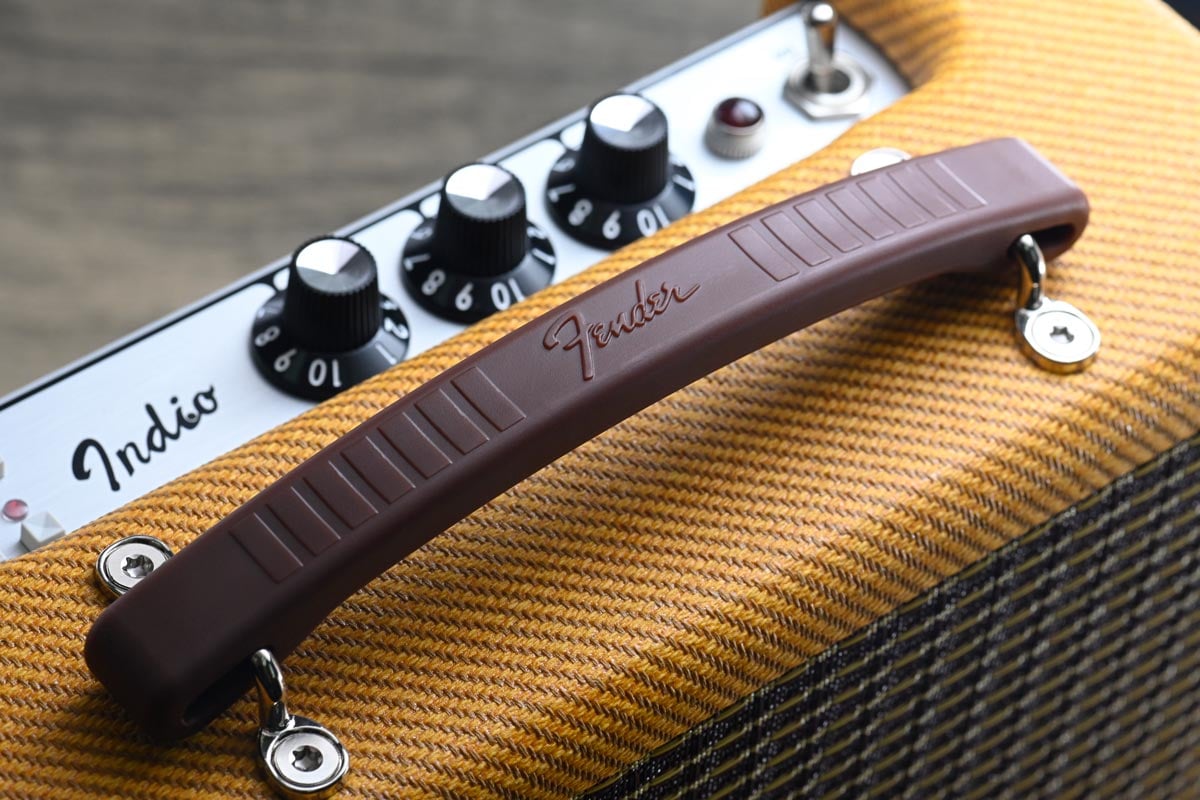 Fender 繼早前推出了 Newport 2 之後，亦將中階的 Indio 更新為 Indio 2，同樣以自家結他 Amp 造型作設計藍本，採用木製箱體，加上人手裱裝面料及面網，提供「Tolex」及「Tweed」兩種標誌性的配色，讓 Indio 2 睇得又聽得。