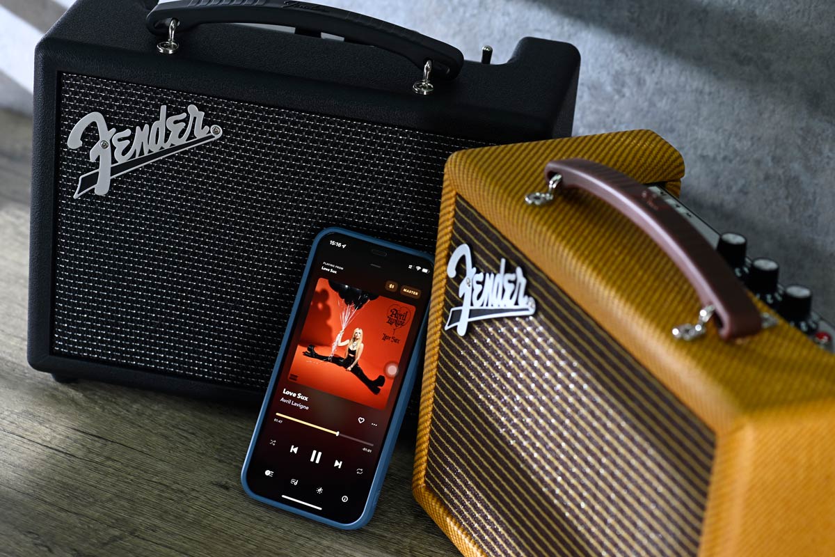 Fender 繼早前推出了 Newport 2 之後，亦將中階的 Indio 更新為 Indio 2，同樣以自家結他 Amp 造型作設計藍本，採用木製箱體，加上人手裱裝面料及面網，提供「Tolex」及「Tweed」兩種標誌性的配色，讓 Indio 2 睇得又聽得。